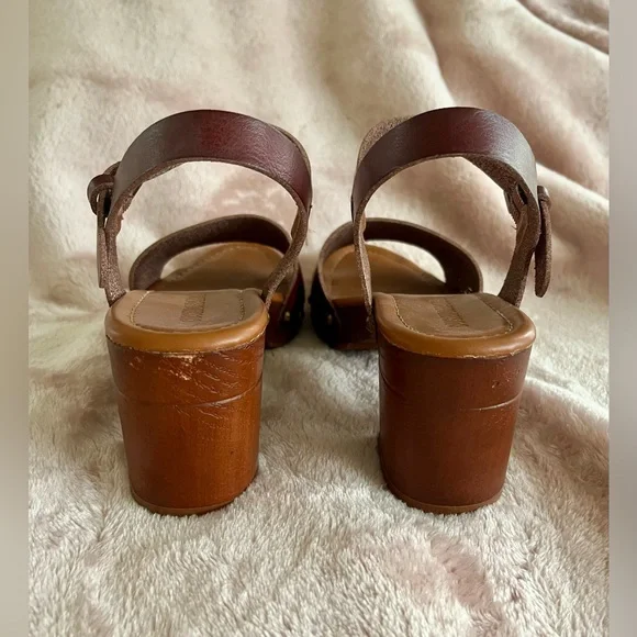 CUSHIONAIRE - Sloan Faux Wood Sandals - Picture 9 of 10